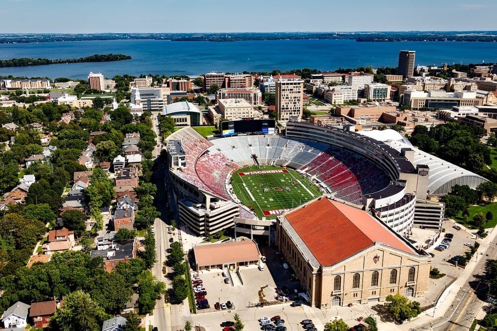 Stephen5smith's tweet photo. I will be committing to The University of Wisconsin ⚪️🔴⚪️🔴#GoBadgers @GamedayBryan @notthefakeGMF @HardBarnSports @SWillingtonESPN @RealLukeAllen https://t.co/9hVPd3FsGb