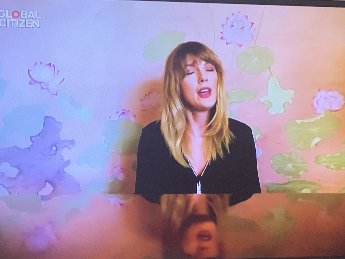 taylorswiftbr's tweet image. PERFEITA! Taylor cantando “Soon You’ll Get Better” no piano! #TogetherAtHome Quem mais está em prantos?