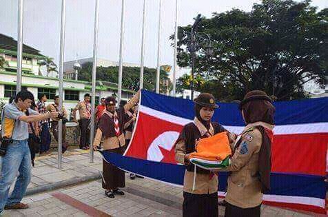 Disaat Pasukan <a href="/JilbabScout/">Jilbab Scout</a> Pramuka Puteri, membentang dan melipat Bendera Negara peserta Konferensi Asia Afrika Tahun 2015
.
@HumasBdg
<a href="/OdedMD/">Oded Muhamad Danial</a>
<a href="/PramukaJabar/">Pramuka Jawa Barat</a>
<a href="/humasjabar/">Humas Jabar</a>
<a href="/KemenagJabar/">Kanwil Kemenag Jabar</a>
<a href="/kwarnas/">Joulette</a>
<a href="/worldscouting/">World Scouting</a>
<a href="/mopindonesia/">Messengers of Peace</a>
<a href="/ScoutMessengers/">Messengers of Peace</a>

#jilbabscout2015