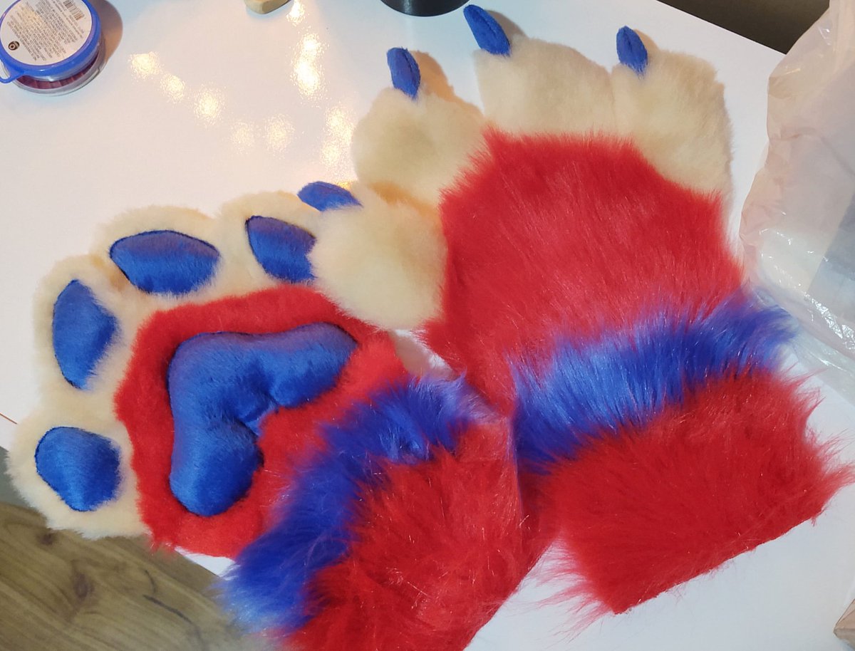CaracalCreate's tweet image. Finally got my materials and I'm able to make progress on @KayvoClockwork's suit again! Here's some pawbs in the making 🐾
#fursuitmaker #futsuitwip