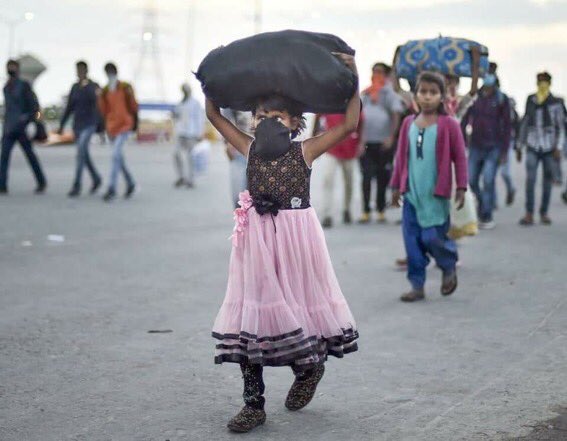 yadavashvani1's tweet image. अमीर की छत पर बैठा कौवा भी मोर लगता है,
गरीब का भूखा बच्चा भी चोर लगता है।।😢

Agree=RT