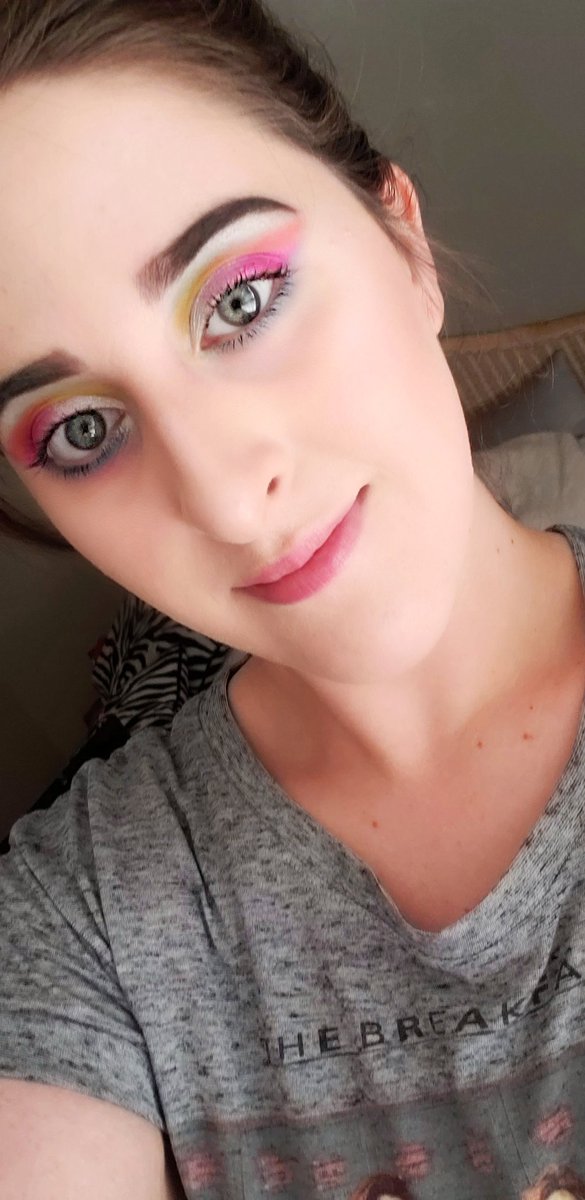 PrincessBrieMUA's tweet photo. One of the looks I've done this week. I only used the Conspiracy and Mini Controversy palettes on this one. One of the more colorful looks I've done.
#JeffreeStarCosmetics @JeffreeStar @shanedawson https://t.co/MiNke7i05P