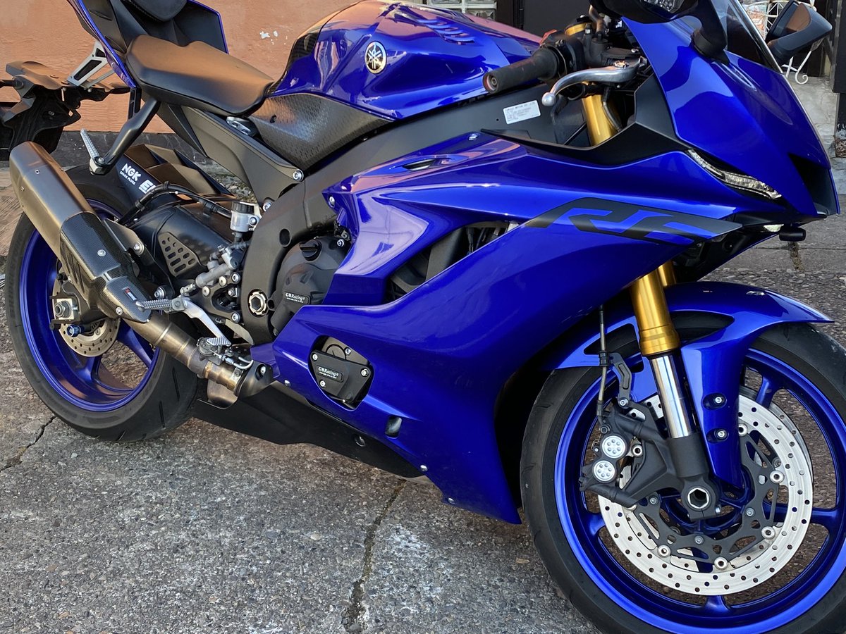 えふのじ Pa Twitter Akrapovicシール剥がした あとフェンダーも剥がすけどパーツが1000円ぐらいだったのでパーツごと買おうかと思う 取り敢えずノリ残ったのでシール剥がし買いに行く