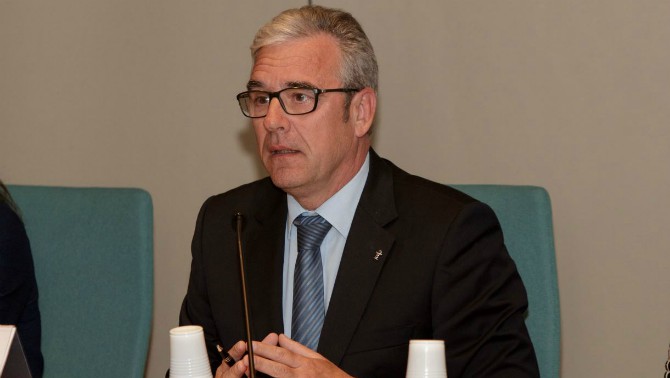 CatalunyaRadio's tweet photo. 🔴 Jordi de Dalmases, president del Consell de Col·legis Farmacèutics de Catalunya a @elsuplement: “Demà es podrà recollir només una mascareta, tot i que segurament en tocaran dues o més per ciutadà"
#CoronavirusCatRàdio
https://t.co/R7Hge4dB5i https://t.co/hfPnsCIJpa