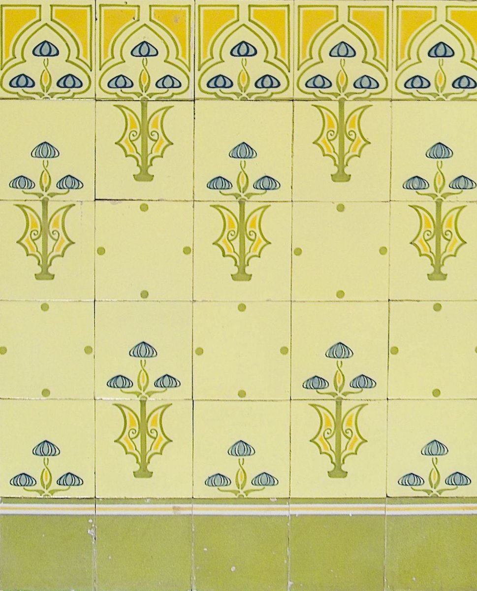 Veel Nederlandse tegelfabrikanten gaven catalogi uit met modellen van gestandaardiseerde en repeterende lambriseringen, meestal met gestileerde planten- en vogelsmotieven. Deze week @collectievisse we naar #planten in onze tegelcollectie.