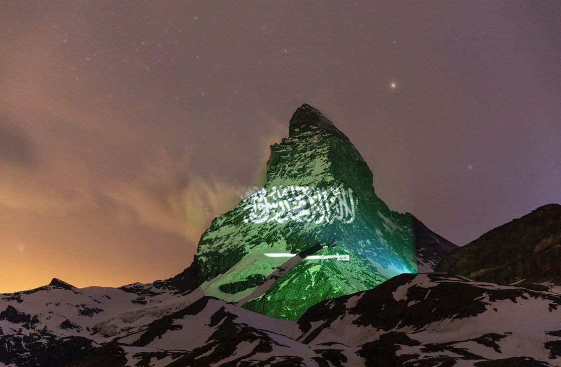 In solidarity with #Saudi Arabia, the flag of the kingdom is displayed on Switzerland’s Matterhorn mountain🇸🇦💚