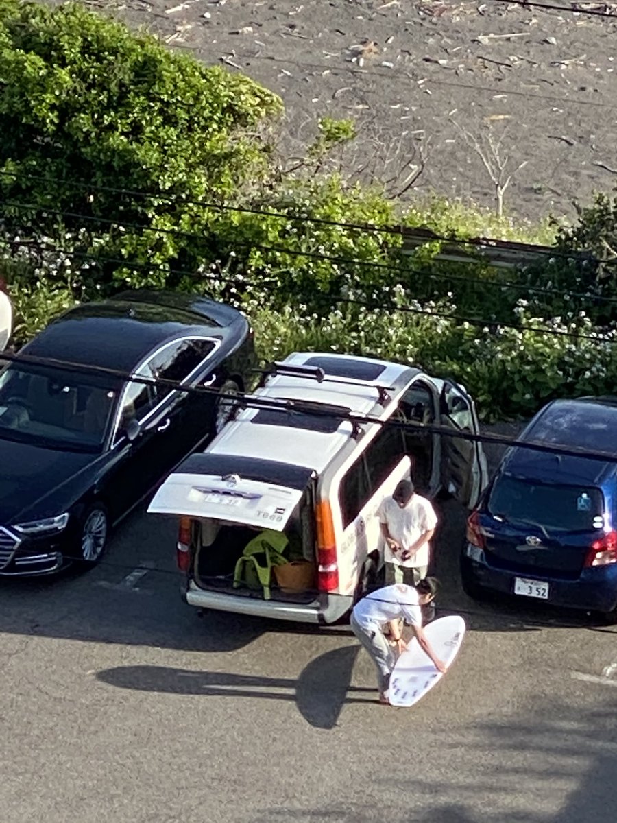 BoiYakiniku's tweet photo. マルキ駐車場封鎖されてるから、マンションの敷地に違法駐車して、立ちションまでしてサー��ィンしなきゃ行けない理由とは？こう言うモラルのない行為は、サーファーの品格を落とすと思うんですよね…ビジターローカル関係ないと思う。#千葉県鴨川市 #サーファー #自粛 #マルキ前 https://t.co/ZYmETNuOyn