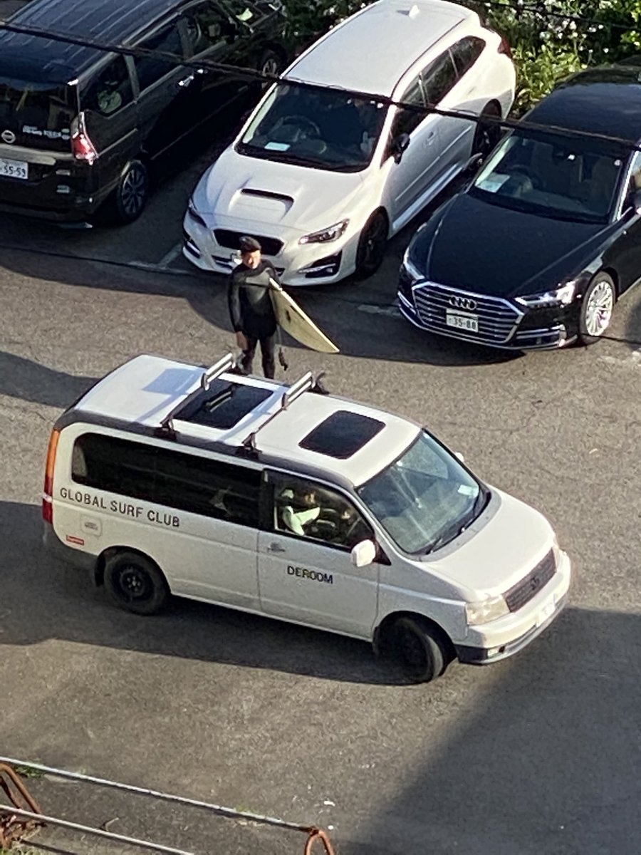 BoiYakiniku's tweet photo. マルキ駐車場封鎖されてるから、マンションの敷地に違法駐車して、立ちションまでしてサー��ィンしなきゃ行けない理由とは？こう言うモラルのない行為は、サーファーの品格を落とすと思うんですよね…ビジターローカル関係ないと思う。#千葉県鴨川市 #サーファー #自粛 #マルキ前 https://t.co/ZYmETNuOyn