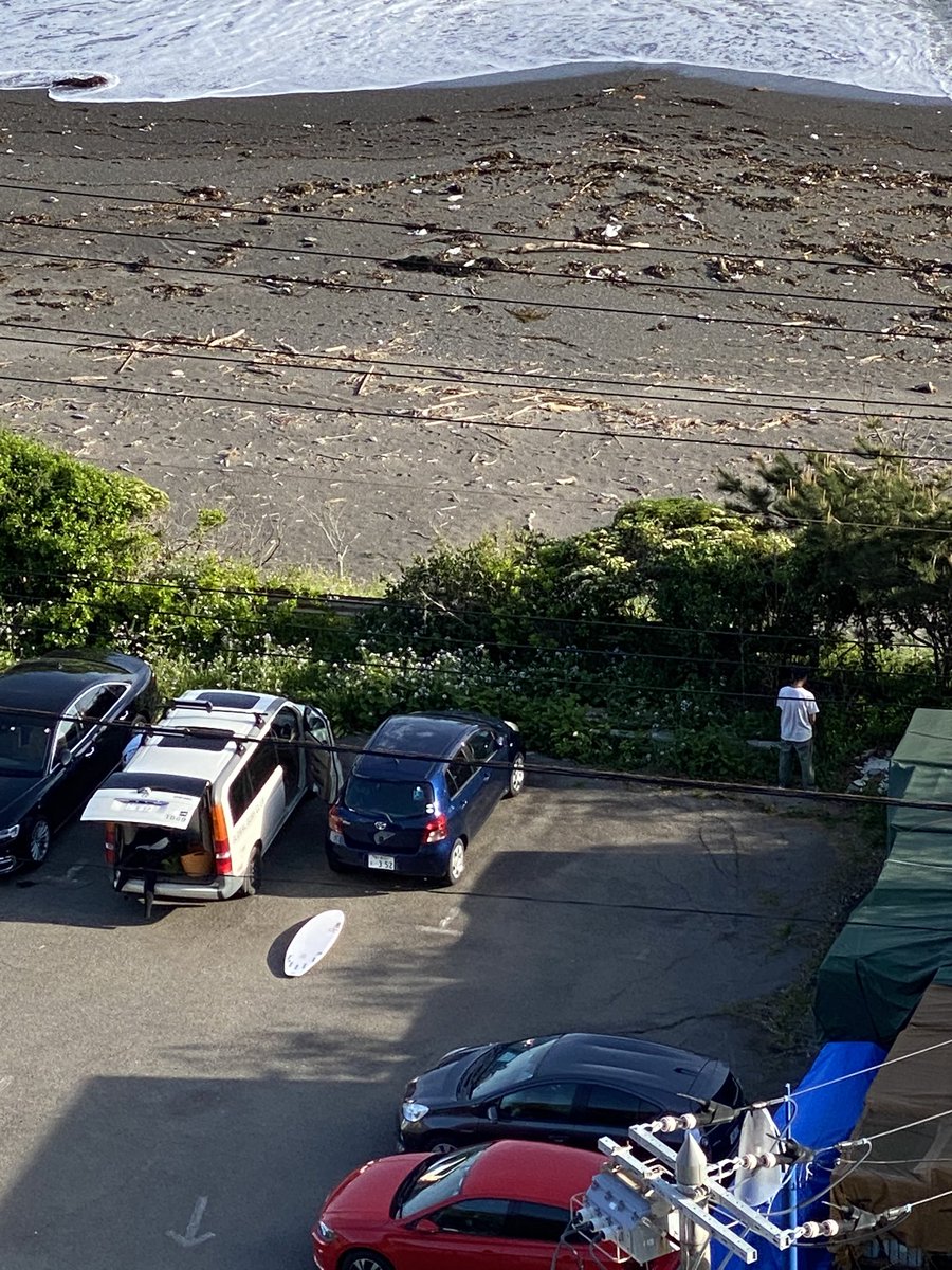 BoiYakiniku's tweet photo. マルキ駐車場封鎖されてるから、マンションの敷地に違法駐車して、立ちションまでしてサー��ィンしなきゃ行けない理由とは？こう言うモラルのない行為は、サーファーの品格を落とすと思うんですよね…ビジターローカル関係ないと思う。#千葉県鴨川市 #サーファー #自粛 #マルキ前 https://t.co/ZYmETNuOyn