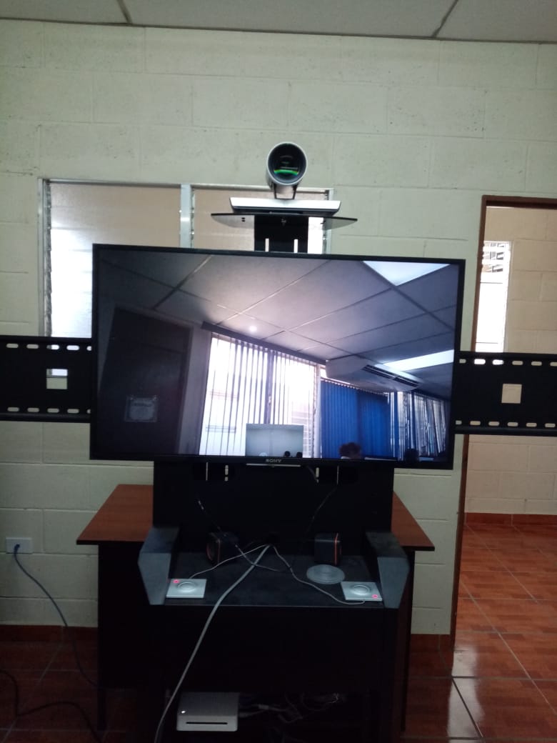 OsirisLunaMeza's tweet photo. Siguiendo las indicaciones del Presidente @nayibbukele durante la #AlertaCOVID19SV estamos equipando más salas virtuales distribuidas en todos los centros penales a nivel nacional, ayudando al distanciamiento social y modernizando nuestra institución. https://t.co/ojjouvGqQm