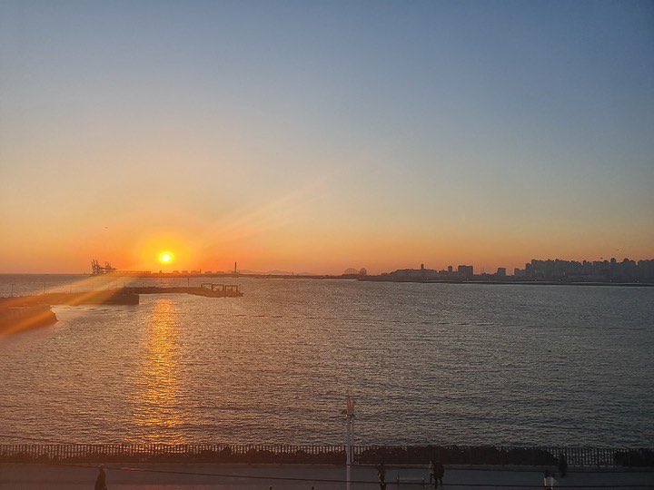 AB6IX 공식인스타그램
-
나 와 팬은 바다와 노을이다
바다는 본연의 아름다움을 가지고 있지만 노을이 그 모습을 비춰주지 않으면 아무도 보지 못한다 비로소 함께여야만
아름다운 하나의 그림이 완성된다
바다와 노을처럼 서로를 비춰 주며 아름다운 그림으로 늘 함께였으면 좋겠다 -우진-
-
#박우진