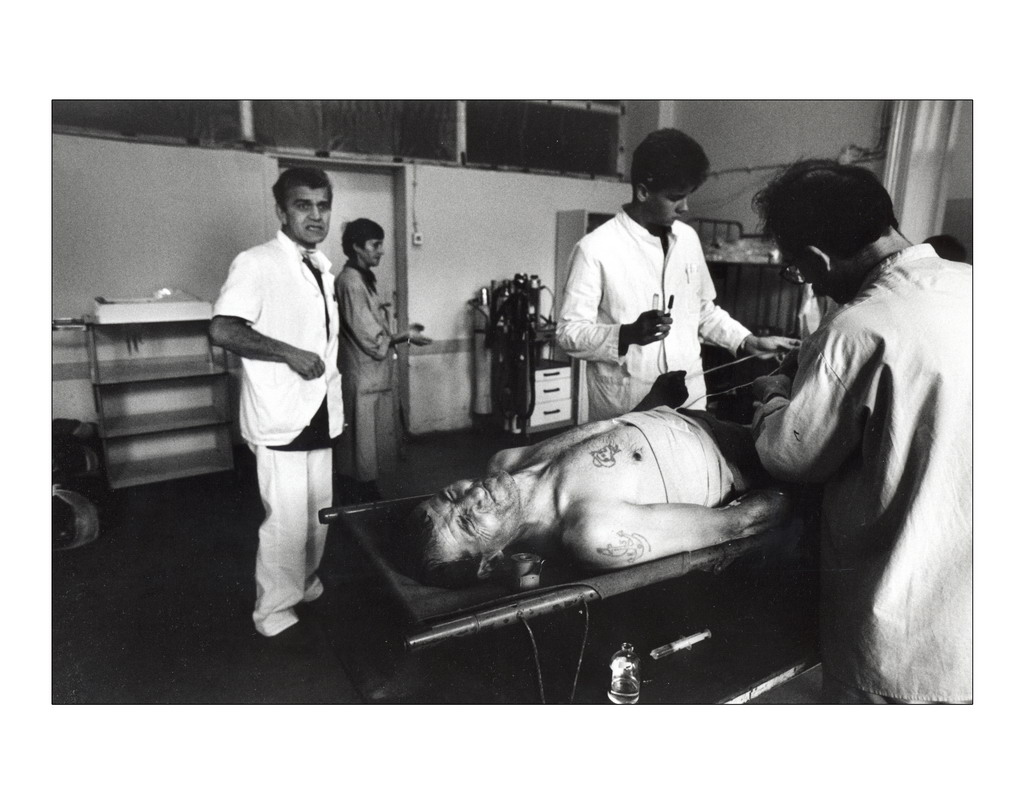 SORROW. Doctors work with detachment. They are used to the arrival of dozens of people at the same time and do not lose their temper. Kosevo,Sarajevo´s main hospital,lacks running water and light supply and has extreme scarcity of emergency supplies  @BosnianHistory  @perezreverte