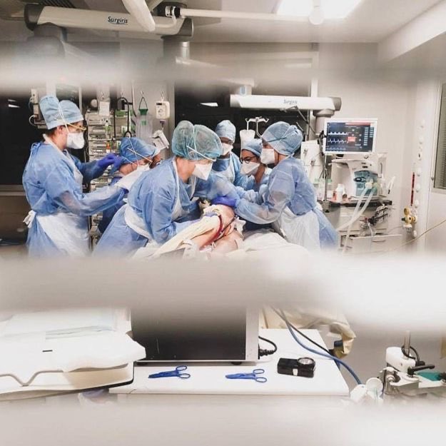 EYCHENNEJM's tweet photo. Voir les plaies et approcher mes mains d’elles. Celles du Christ et, avec elles ou derrière elles, les miennes, celles des plus blessés des hommes. C’est en cela que je passe de l’incrédulité à la foi. Nous sommes appelés à redevenir un monde, et une Église, de « soignants ». https://t.co/0gwO7eU9Am