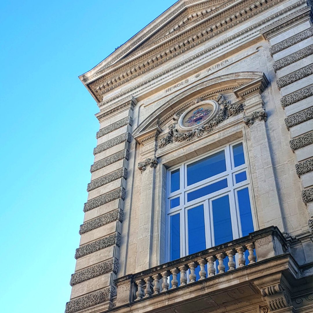 [ Photo du dimanche ]

Envie de soleil, envie de balade le nez en l'air, envie de déambuler en m'émerveillant de tout et de rien....
Comme de cette vue de la façade de <a href="/OONMLR/">Opéra Orchestre national Montpellier Occitanie</a> sur le bleu de notre ciel Montpelliérain 😍

#fenetresurmontpellier #Montpelliernow