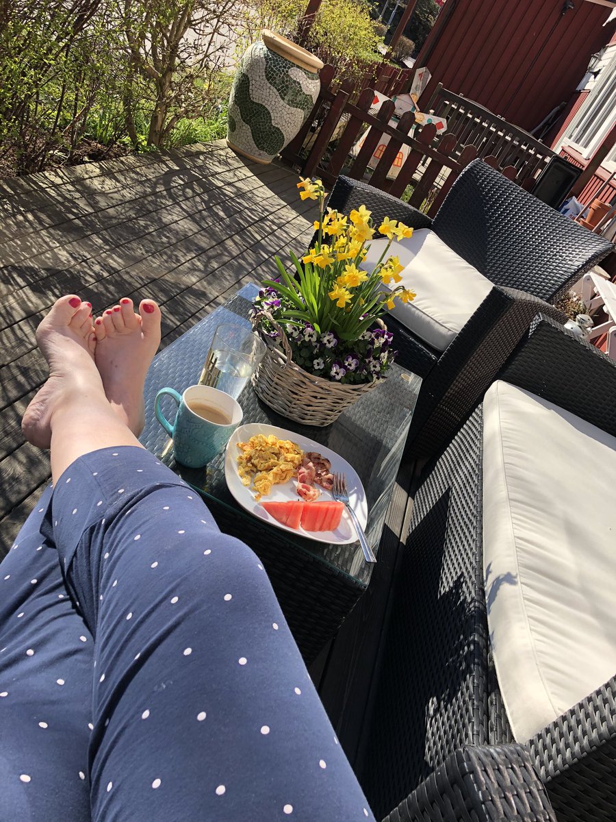 peje7108's tweet photo. När man har sol på altanen är det där frukosten intas... det är sen gammalt #Sundby #breakfast #yummiestuff https://t.co/hJDLaOht68