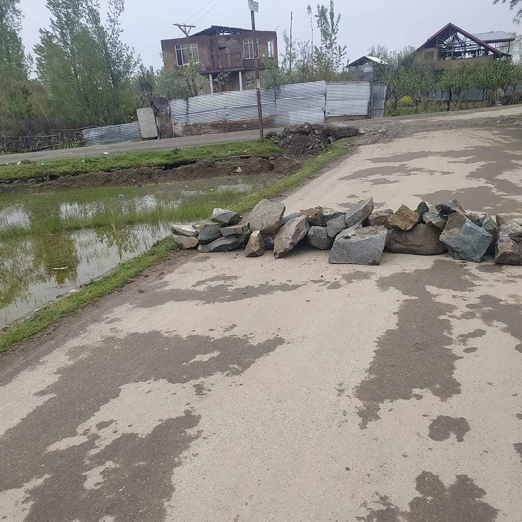 ashraf_wani's tweet photo. Coronavirus Precautions Our own style #Kashmir #Covid_19india
Road blocked to stop heavy movement #Botingoo #Sopore
Photo: Manzoor Ahmad https://t.co/74LKCCJcXo