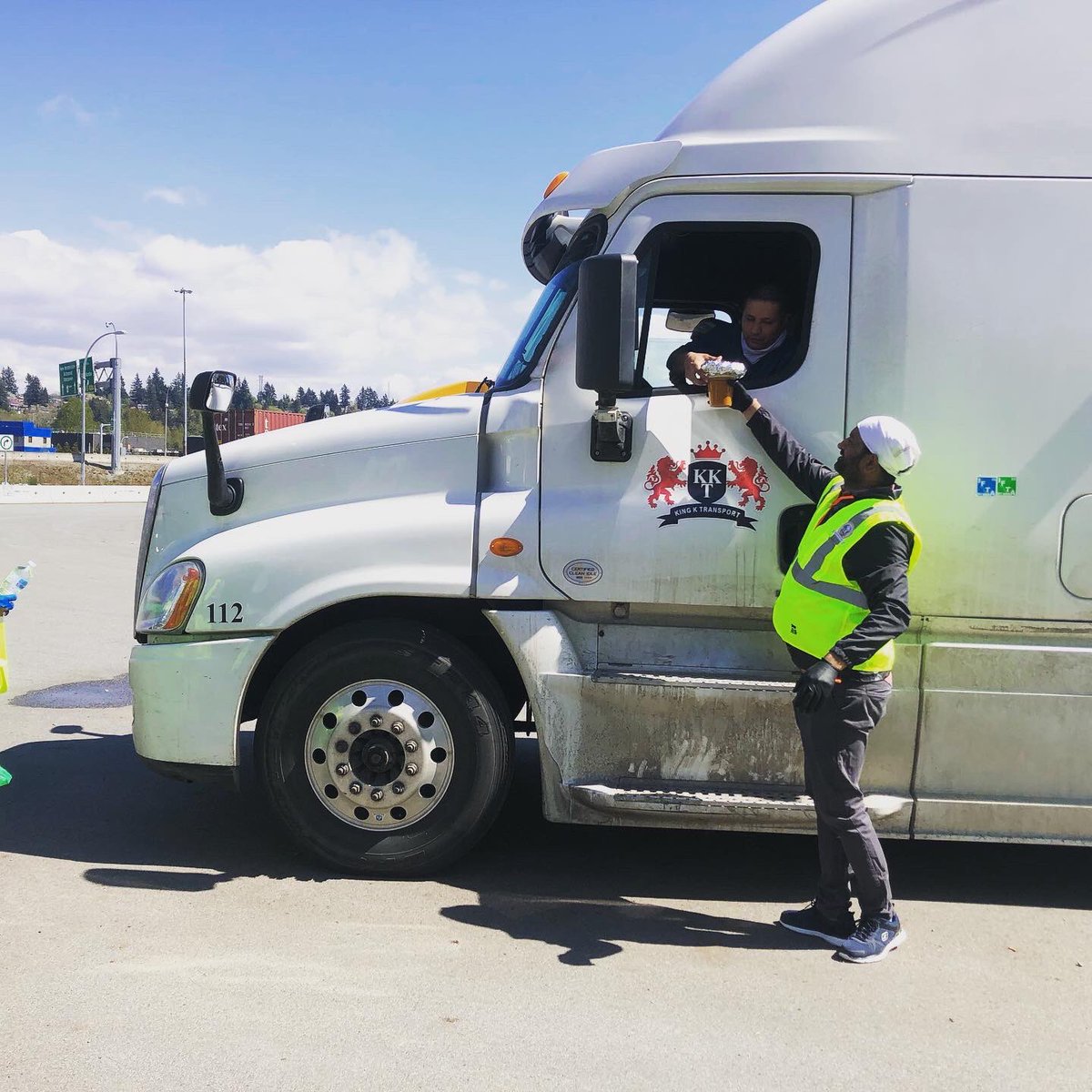 Lunch for truckers at parking lot delta thankyou frontliners#dukhnivaran#covid-19support#frontliner