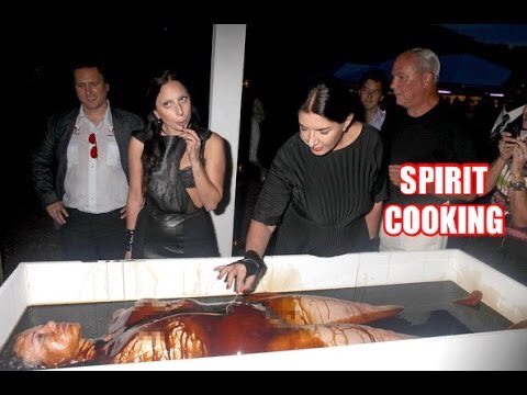 En imágenes filtradas del evento se ve a Abramovic con Lady Gaga, Tony Podesta y varios actores de la élite de Hollywood. En internet pueden encontrar más imágenes. Hay un hombre de color desnudo pintado de blanco, un cadáver con chocolate.