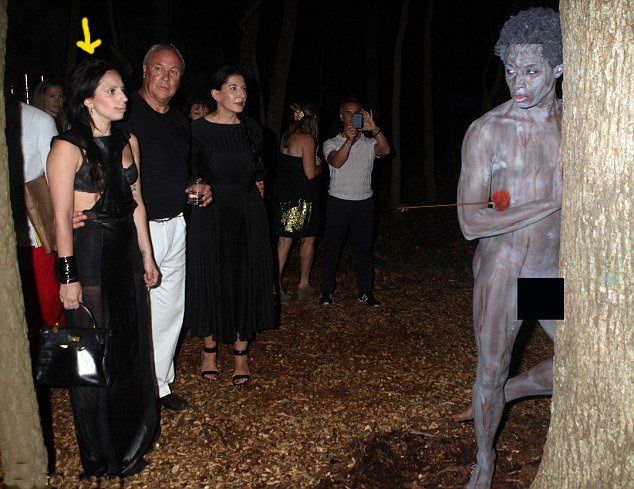 En imágenes filtradas del evento se ve a Abramovic con Lady Gaga, Tony Podesta y varios actores de la élite de Hollywood. En internet pueden encontrar más imágenes. Hay un hombre de color desnudo pintado de blanco, un cadáver con chocolate.