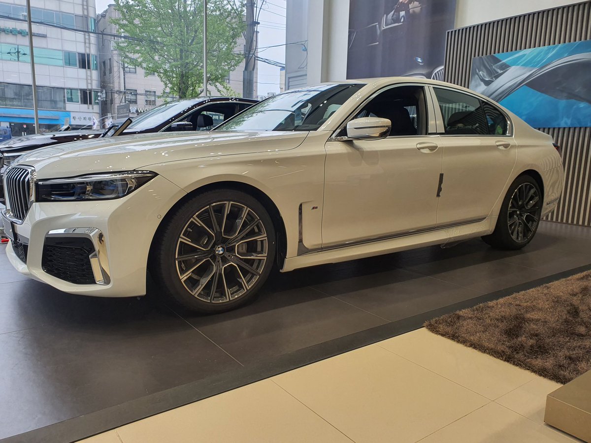 BMW_life's tweet photo. BMW의 Flagship세단인 BMW THE 7
730d,730Ld,740d,740Ld,745e,745Le,740Li,750Li,760Li 총 9가지의차종.
세부적으로 Design Fure Excellence(DPE), M Sport 두가지로 세분화되어 고객님들의 각각의 취향에 맞게 BMW는 다양한 모델로 출시되어있습니다.
#BMW #7시리즈 #730d #730Ld#740d #740Li https://t.co/J5pmOzdewP