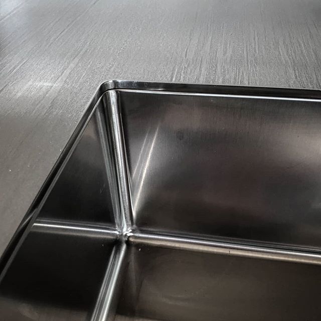 Taso/tiskiallas -liitos.

#työtaso 
#keittiö 
#ruostumatonteräs 
#rst
#stainlesssteelworktop 
#stainlesssteel 
#schocksinks 
#kitchen 
#kitchenworktops