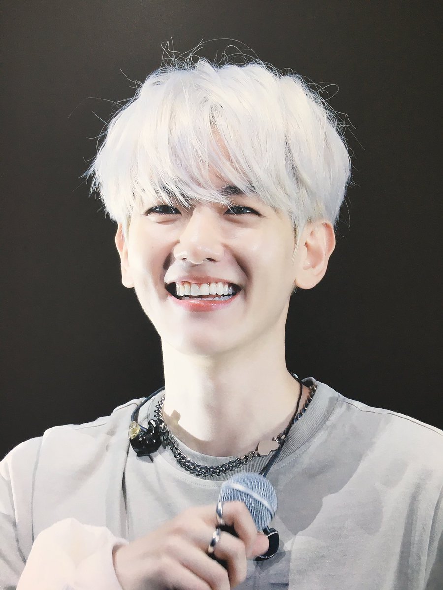 pinkuulk's tweet photo. when you smile sunshine 🌟🌟🌟#BAEKHYUN #devout2020 https://t.co/01VDhqEf7h
