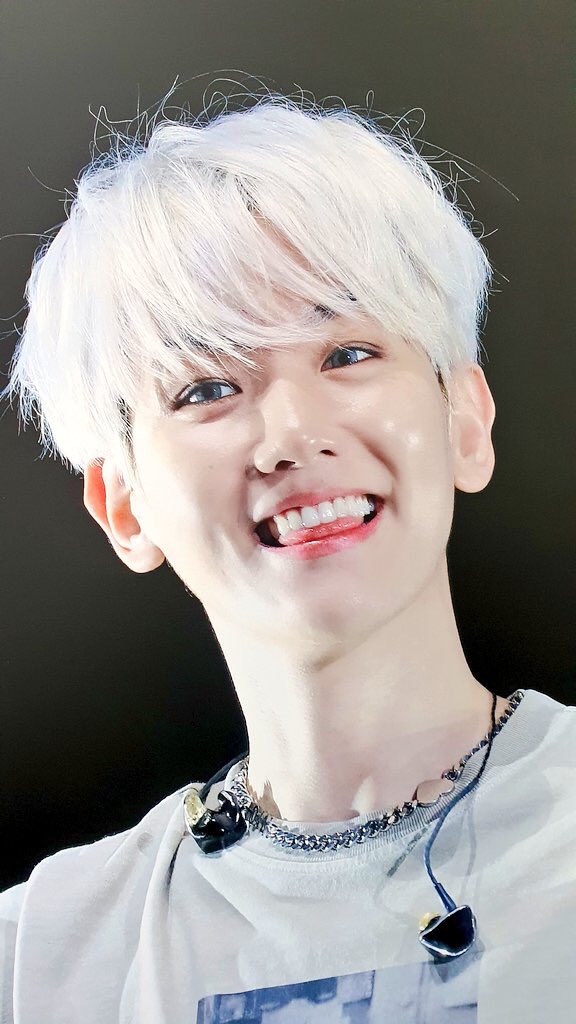 pinkuulk's tweet photo. when you smile sunshine 🌟🌟🌟#BAEKHYUN #devout2020 https://t.co/01VDhqEf7h