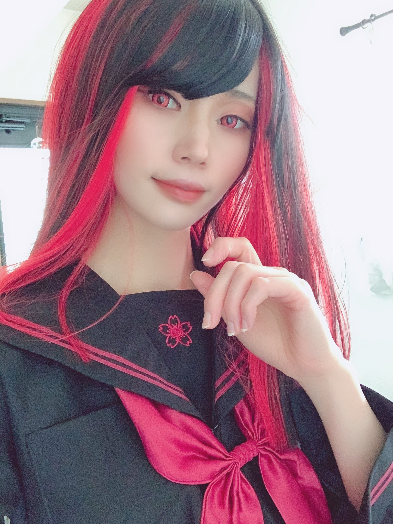 サヤカ せっかく赤いカラコン入れたので 勿体ない精神で黒髪ウィッグ被ってみたけど この肌なじみよ 個人的にユールちゃんのコスってかなりハイレベル何だけど あの髪色に負けない顔面と肌色とメイク技術が欲しい T Co Hehbgc6il1