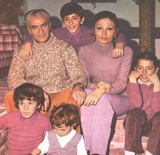 niko123niki's tweet photo. در مذهبِ ما آنچه بجا بود صفا بود
آنجا که صفا بود همی شاد خدا بود

در مذهبِ ما آنچه گُنه بود ریا بود
آنجا که ریا بود خدایش به فنا بود

در مذهبِ ما لازمه عشق حیا بود
آنجا که حیا بود خدائیش وفا بود
1/2

#جاویدشاه
#KingdomWithPahlavi 
#WeStandWithPahlavi https://t.co/NlKfOv2ETm