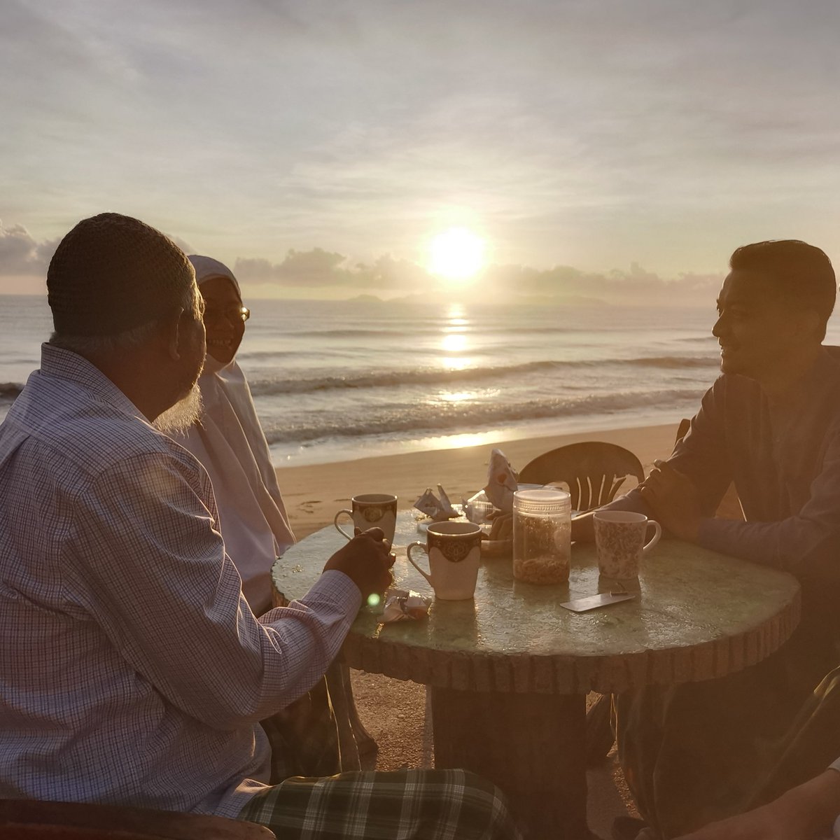 syahirnomic's tweet photo. Apabila mak kita mula mesej bertanya khabar, apakah tandanya?

1. Mak dah rindu dengan kita.
2. Kita dah lama tak tanya khabar mak kita.

Sebenarnya mak &amp; ayah adalah sumber kekuatan dan ketenangan. Jasa dan pengorbanan mak &amp; ayah, tidak terbalas dengan segala isi dunia. https://t.co/FgBKzOiL3i
