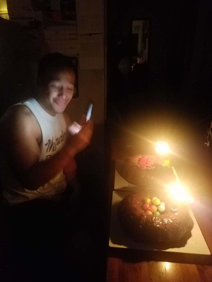 elauago's tweet photo. This dude wanted 2 cakes for birthday. One for him &amp; the other to share.. smh🤣❤🎈🎉🎂🎁😁 @p_lauago https://t.co/aQvTF5LZXS