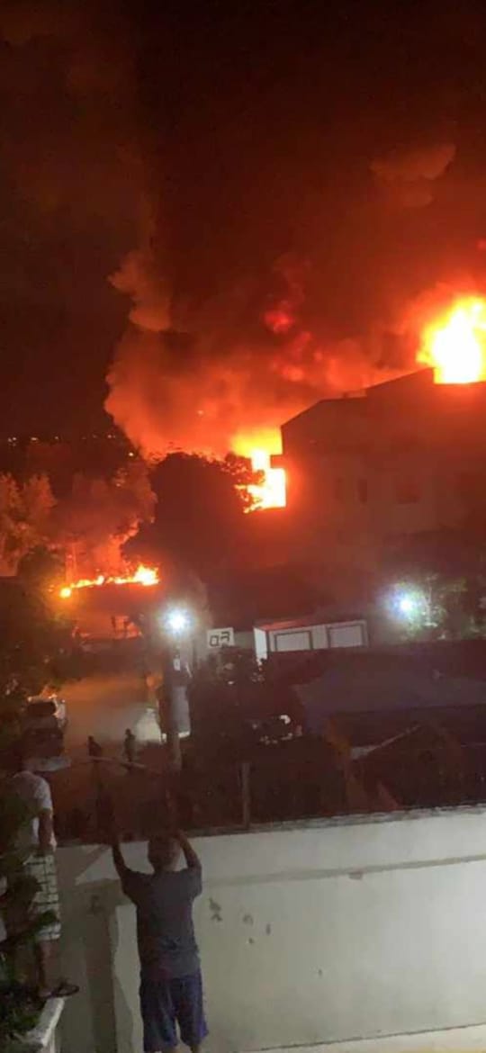 caasdrd's tweet photo. Ahora.... El director general de la @caasdrd Arq. @AMontasOficial, envía camiones cisternas de la institución a  Los #Bombero del Gran Santo Domingo, para sofocar incendio ocurrido en empresa de plásticos en la Calle Rogelio Roselle, Bayona, SDO, https://t.co/sws5GIhZU1