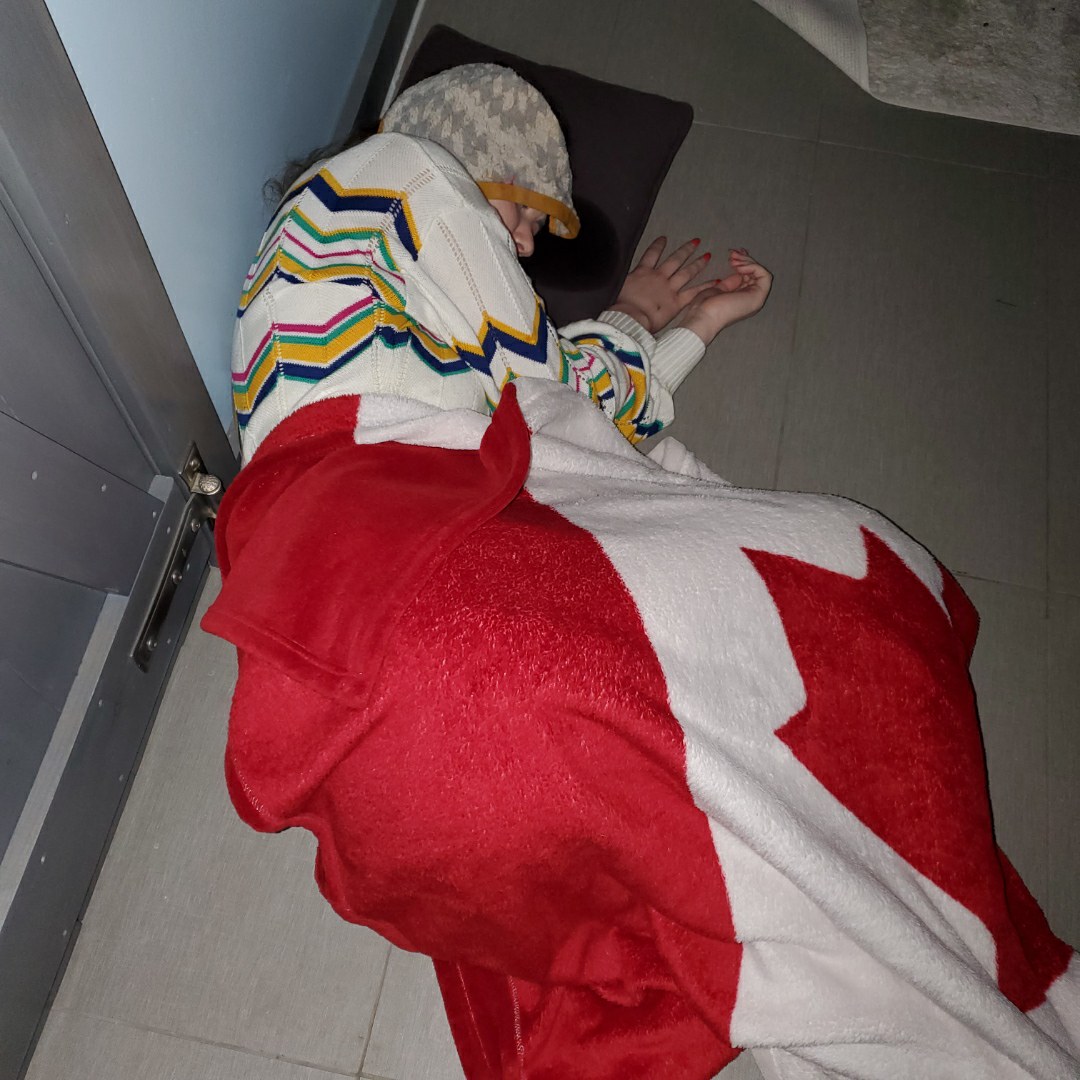 hooves04's tweet photo. Can we all please admire how drunk my sister @JackieHooover , managed to get while chatting with us on "House Party" ? Also, our mom texted me this... #COVID19 #tooyoungtopartywiththebigguns #evenvirtually #thatsthebathroomfloor https://t.co/BdNXjLpOnQ
