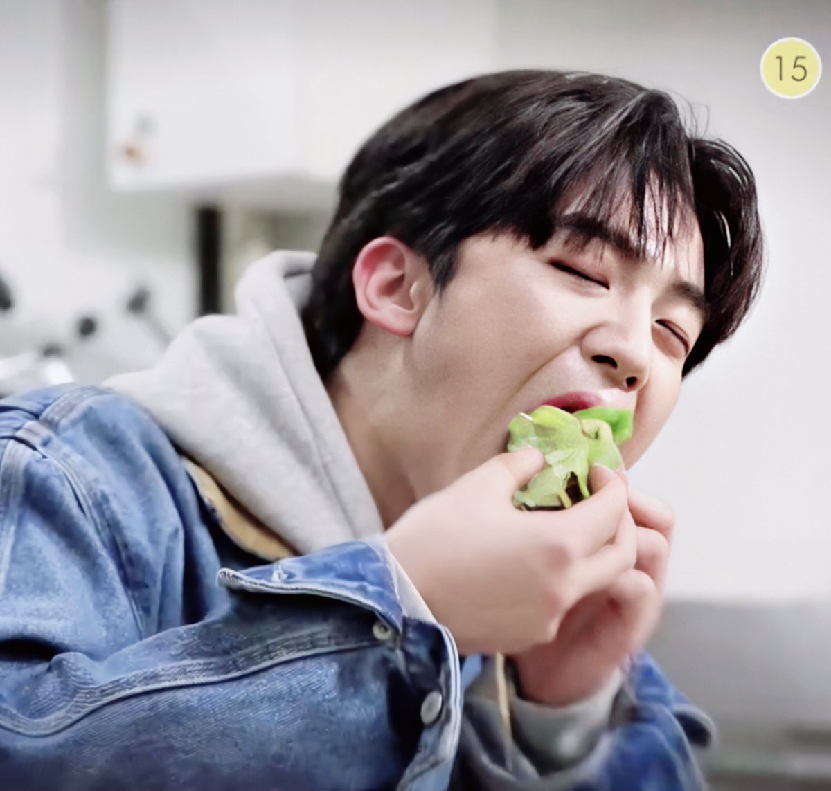 cutestyohan's tweet photo. 요하니 냠냠~~ 🍗

#김요한 #KIMYOHAN #คิมโยฮัน
#요한아_들린다면_당근을_흔들어줘 https://t.co/Dofp7XGhdm