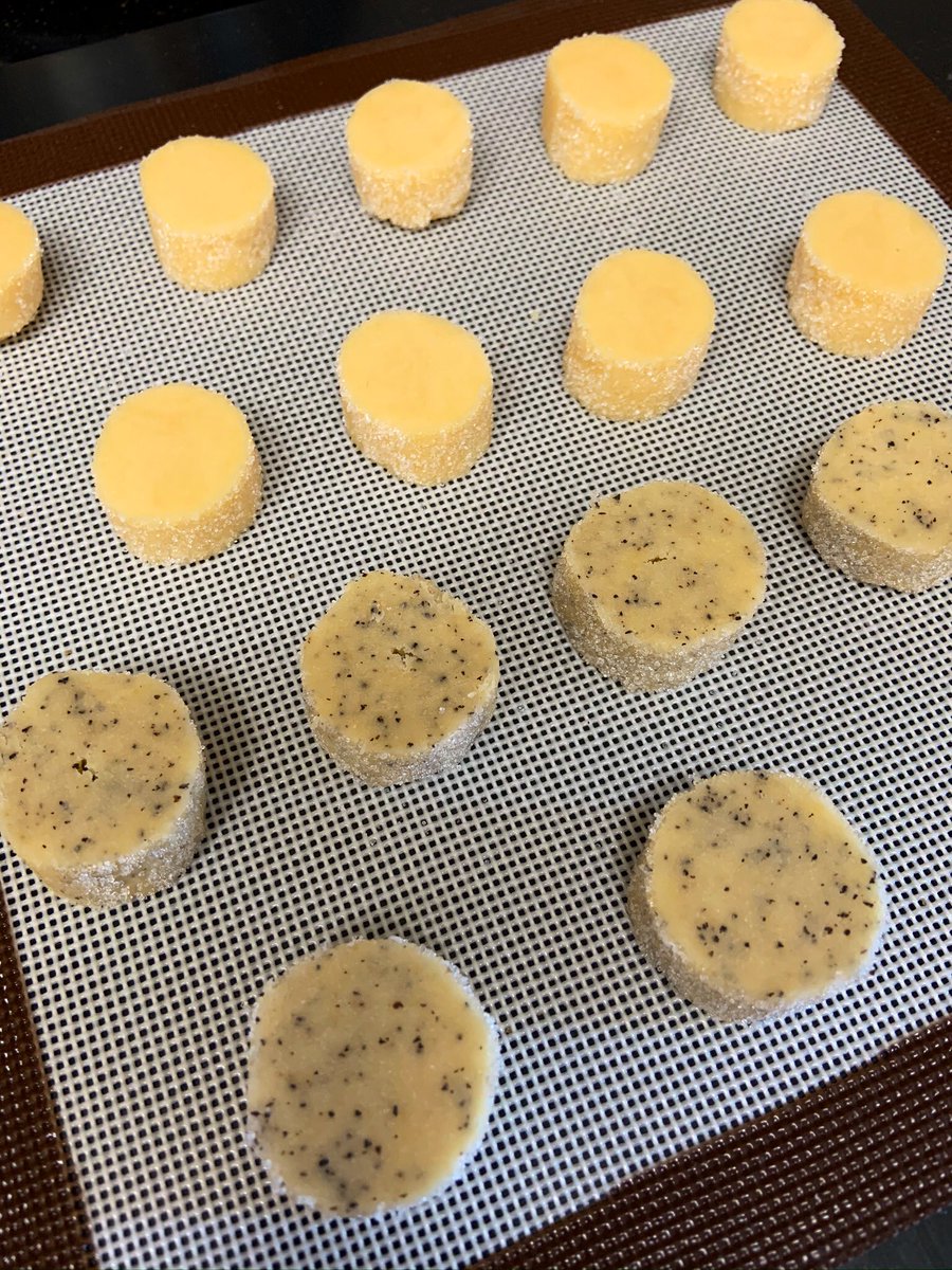 ヒロヲカ Pa Twitter 一昨日からバニラ風味のクッキーが食べたくて食べたくて食べたくてだったので 粉は焼き切れ教 教祖としてはこの焼き加減 は許容範囲としてかなりぎりぎりです 手前はいきものが紅茶クッキーがいいと言ったので生地の半分に紅茶混ぜましたが中央