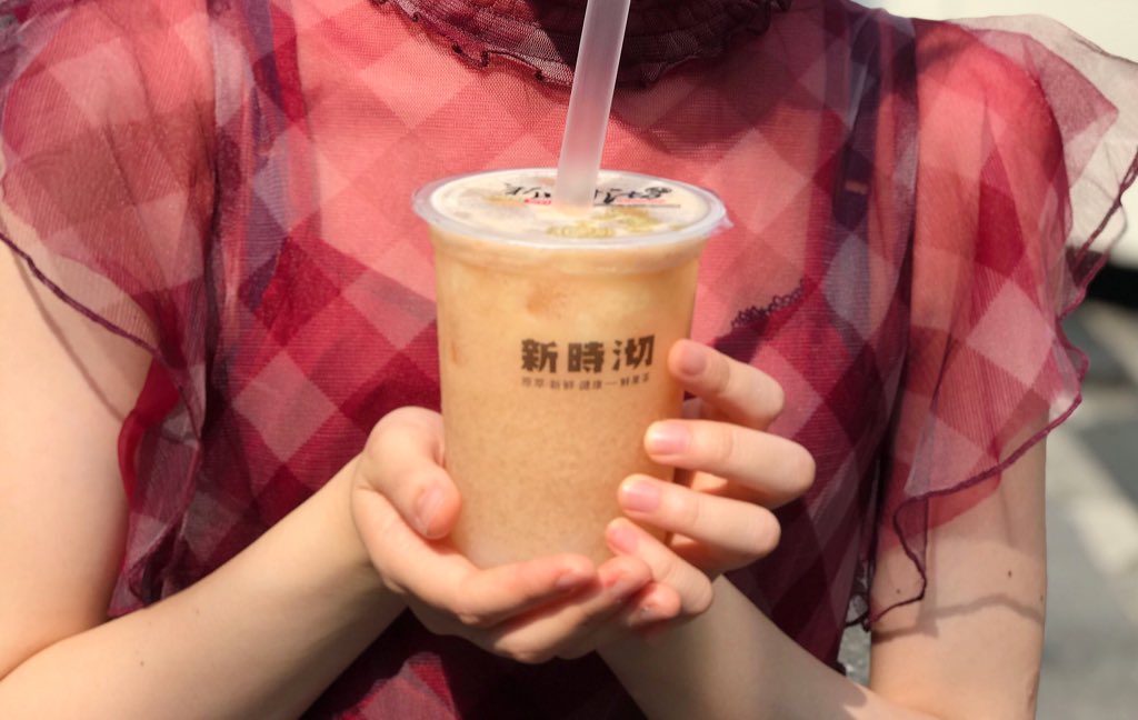loloewololo2's tweet photo. まじでこの世の全てのもも好きに教えてあげたいんだが下北沢のシンジキには全ての人間を虜にする禁断の桃のフルーツティーがある。
これが桃果肉入り爽やかな甘さで超絶美味いからぜひ全国のもも好き、ももを愛する者たち、ももを憎む者たち、全てのもも関係者に伝われ https://t.co/ccY1EcXqRj