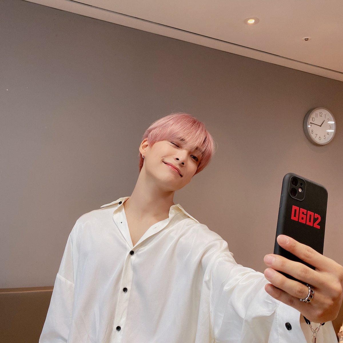 official_ACE7's tweet photo. [#ACE_DATA] 💾

셀카 찍는 분아고🐱💞🌷🌸💖

#ACE #에이스 #CHOICE #초이스 https://t.co/5Xi26xL9Vh