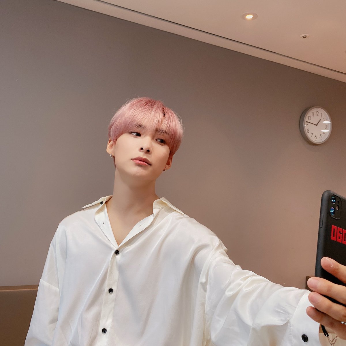 official_ACE7's tweet photo. [#ACE_DATA] 💾

셀카 찍는 분아고🐱💞🌷🌸💖

#ACE #에이스 #CHOICE #초이스 https://t.co/5Xi26xL9Vh