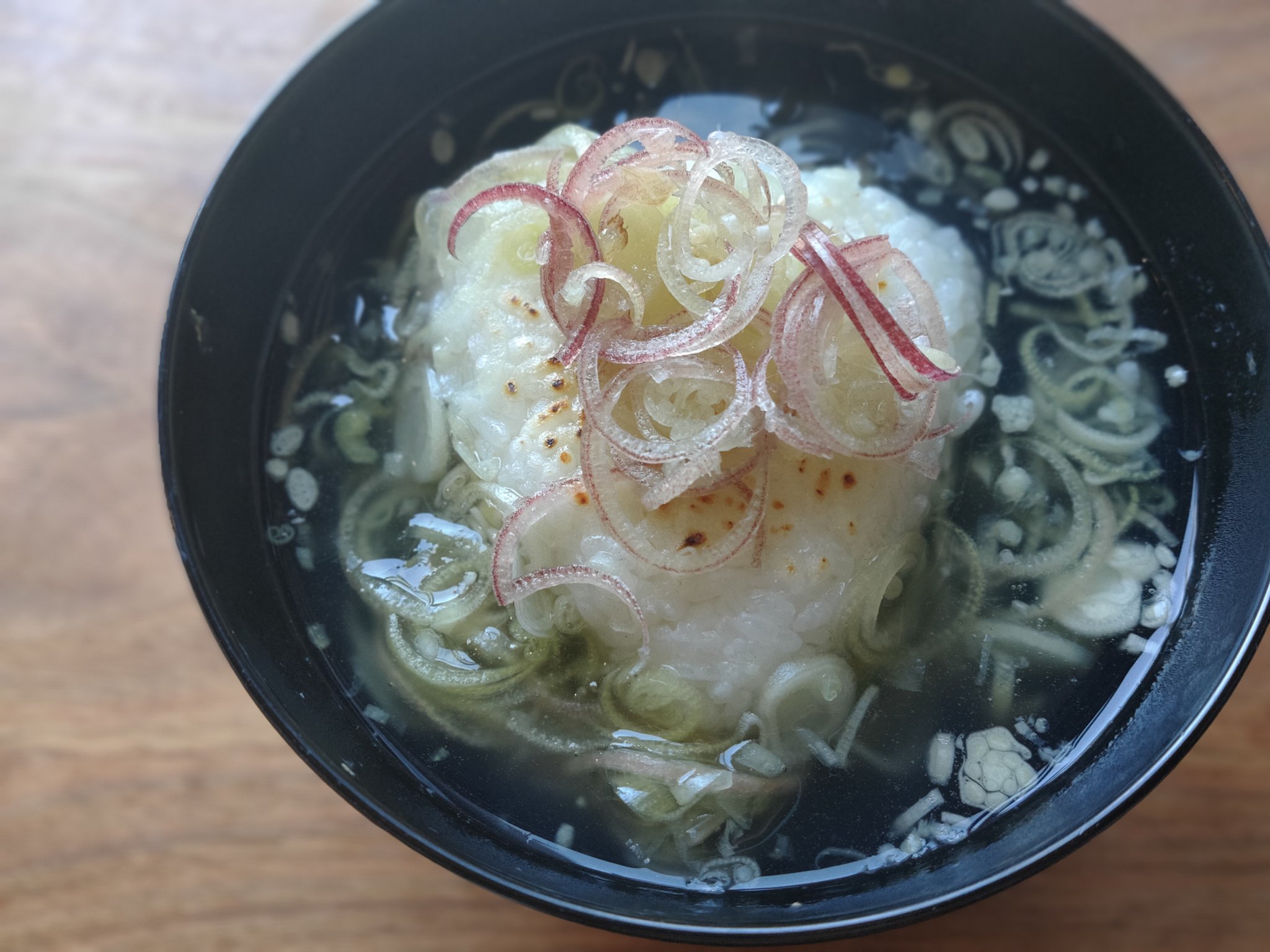 寿木けい 焼きおにぎり みょうがあん これからの季節 みょうが愛好者はたまらない〆 みょうが は先端から薄い小口切りにし水にさらす 鍋に湯を沸かし 白だしと塩 醤油ほんの数滴で味を調え みょうがを散らし 片栗粉でとろみを