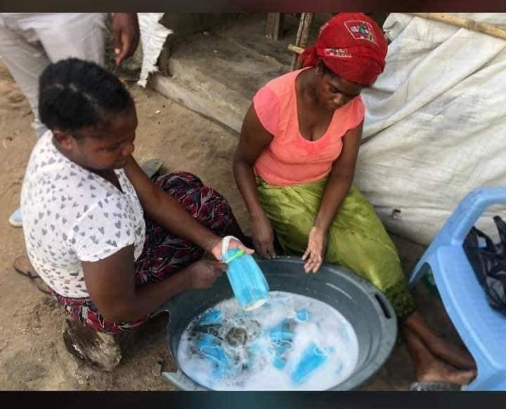 EApampa's tweet photo. En pagne ou en tissu ou élément réutilisable ne touchez rien dans la rue, pire ... pas pour les lavé, séché et revendre.Ce message s'adresse aussi aux parents, parlez à vos enfants. Ne jamais voir un cache-nez jetté par terre, le ramassé pour s'amuser. https://t.co/JcaQgTnXxQ