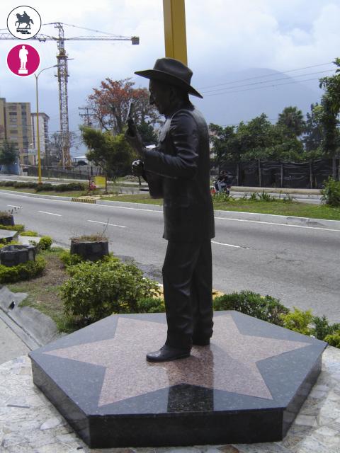 estatuasmerida's tweet photo. #EstatuaPedestre > #MonumentoASimónDíaz | Obra de #ManuelDeLaFuente (1932-2010), el bronce de #SimónDíaz (1928-2014) fue desvelado en el #PaseoDeLosArtistas de la ciudad de #Merida 🇻🇪, en febrero de 2006 y reinagurada el 4 de marzo de ese mismo año.
.
#EstatuasdeMerida #musicos https://t.co/heJbnloGPy