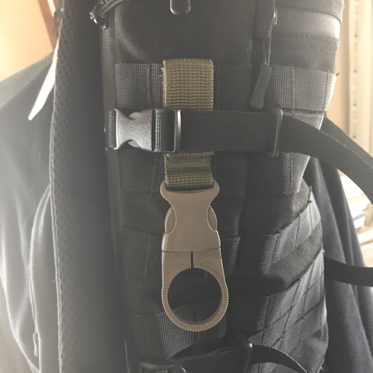 けんたろ 鬱と介護とイラストと ダイソーのペットボトルホルダー モールシステムに対応してる ミリタリーバッグユーザーは買うと良い良い