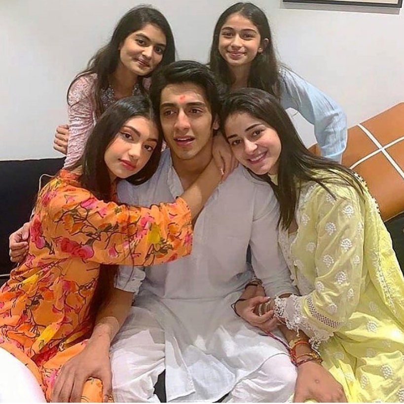 Such an adorable picha of Pandey siblings 😍 !

#instantcelebrities #ahaanpandey #ananyapanday #rysapanday #alannapandey #Siblings