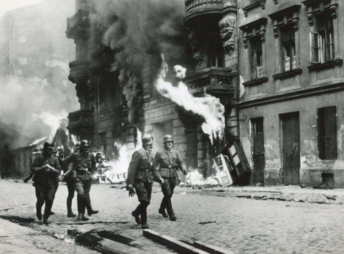 AuschwitzMuseum's tweet image. 19 April 1943 | Groups of Jews in the Warsaw Ghetto began the uprising against Germans. It lasted 27 days. Today we remember the heroism and sacrifice of people who chose to resist against impossible odd to die in dignity &amp;amp; save the human spirit. warsze.polin.pl/en/przeszlosc/…