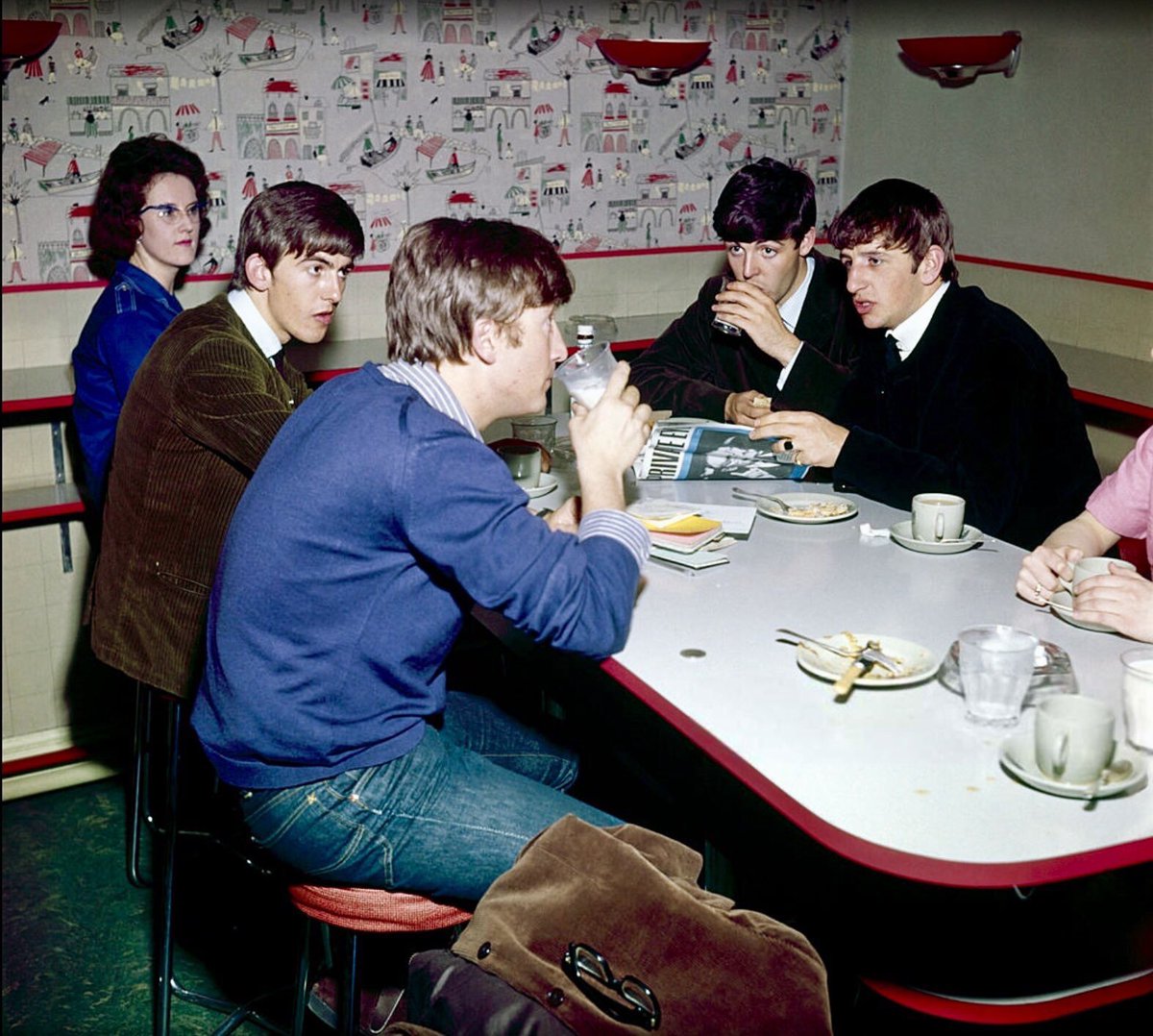Cafeteria break at the Playhouse Theatre, London, May 1963. Love the wallpaper! #TheBeatles #London #1960s #PlayhouseTheatre #sixties #sixtieslondon #sixtiesmusic #sixtiesstyle #privateeye