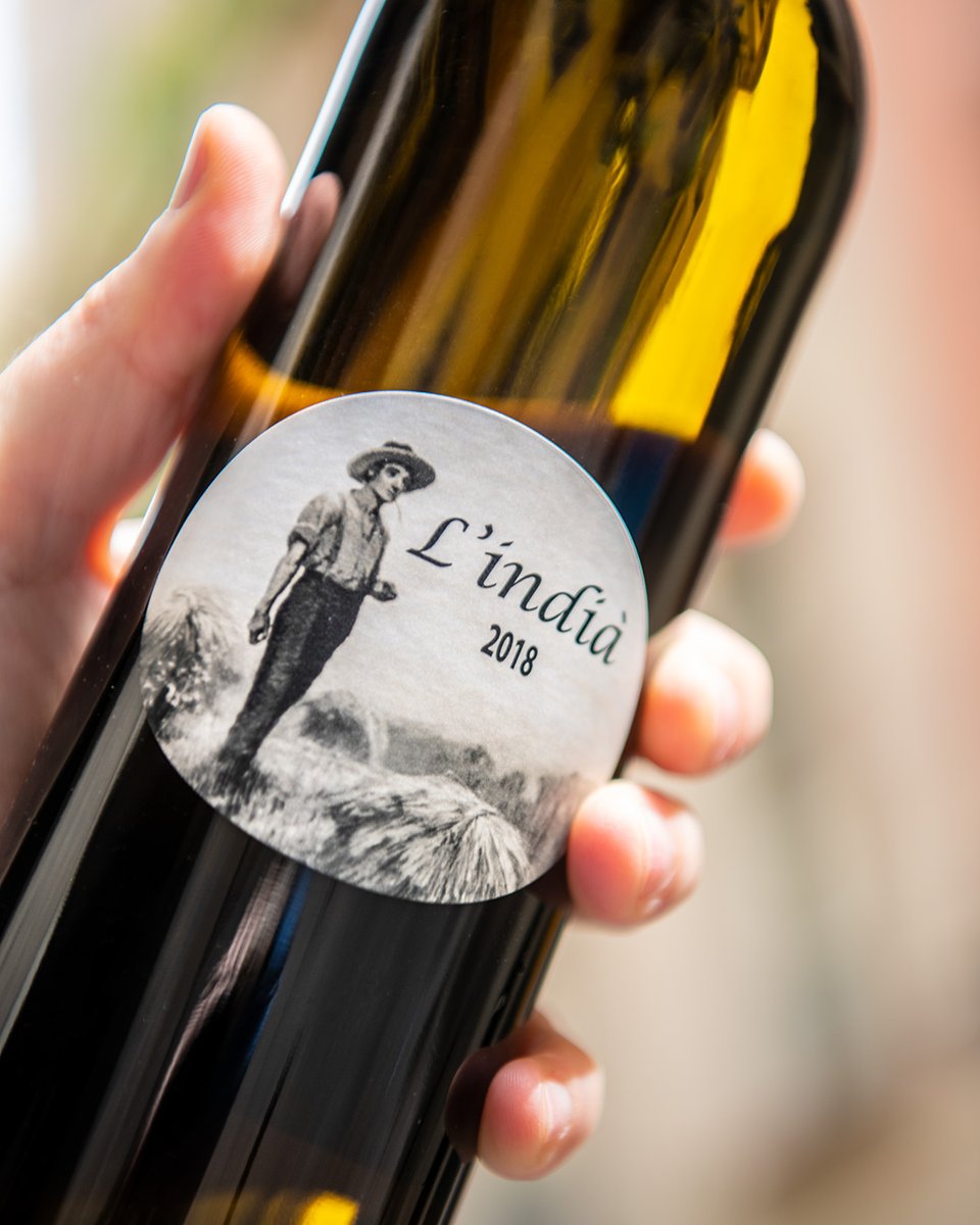 L’Indià Blanc 2018 es la garnacha blanca de los inquietos hermanos López del Hotel-Restaurante Villa Retiro de Xerta (Tarragona). Todo un referente de Gandesa y elaborada en la monumental bodega de Pinell de Brai #vinodeldía bit.ly/2RCuav1