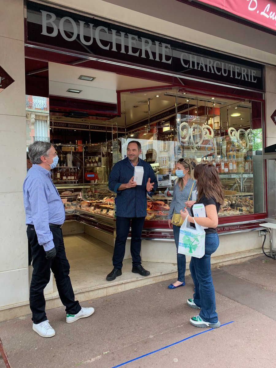 MBourreau93's tweet photo. Hier ce sont les commerçants/ artisans du Raincy qui ont reçu les masques offert par la région Île de France, avec Manon Laporte, conseillère régionale, et Mr le Maire J.M Genestier #manonlaporte #valeriepecresse #regioniledefrance #genestier #raincy #cma93 #cci93 https://t.co/io8xI0doTD