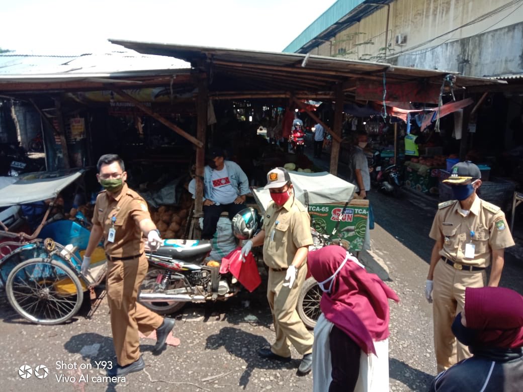 Terus Berikhtiar Memutus Mata Rantai Penyebaran Virus Covid 19 dengan memberikan wawaran  &amp; pemberian masker bersama Camat dan OPD.Semoga Allah SWT Tuhan Yanga Maha Esa Melindungi Kita Semua.Aamiin <a href="/Kota_Tangerang/">KOTA TANGERANG</a> @HumasTangerang <a href="/tangerang_live/">tangerang live</a> <a href="/Dinkes_tgrkota/">DINKES KOTATANGERANG</a> <a href="/AboutTNG/">About Tangerang</a> <a href="/tng_tv/">TangerangTV</a>