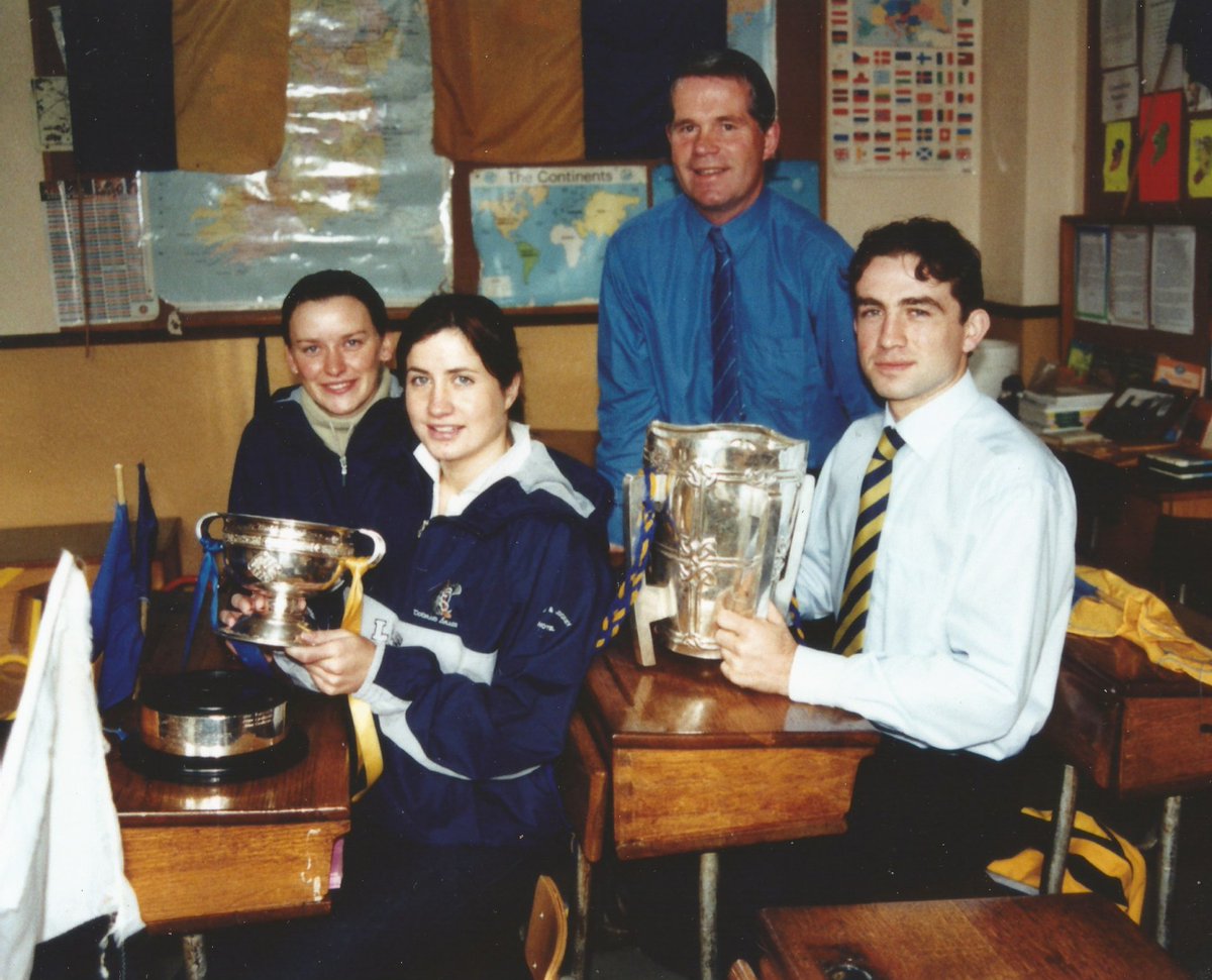 MacDonaghs1club's tweet photo. 2001 Kilruane School
Past pupils &amp; 🇮🇪 All-Ireland medallists Suzanne Kelly, Ciara Gaynor with 🏆 O'Duffy Cup &amp; Mark O'Leary with 🏆 MacCarthy Cup return to their classroom to meet their former teacher Gilbert Williams. https://t.co/mxTy24yG2b