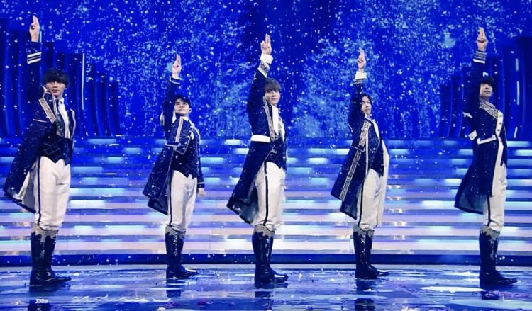 なにわ男子って王子様 すぎる顔してるし1枚目みたいなキラキラ衣装似合いすぎるのに 2枚目のキンプリさんが着てるみたいなホントの王子様みたいな衣装っていうかブーツの衣装が似合うところが全く想像出来ないの私だけですかね